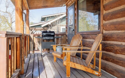 Buffalo Cabin- Historic cabin, wraparound porch, pet friendly, walk to downtown Cody