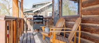 Buffalo Cabin- Historic cabin, wraparound porch, pet friendly, walk to downtown Cody
