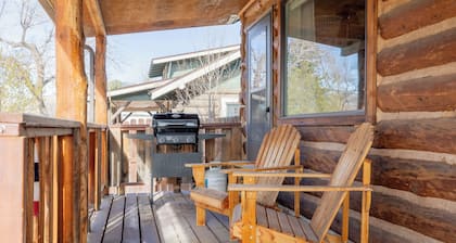 Buffalo Cabin- Historic cabin, wraparound porch, pet friendly, walk to downtown Cody