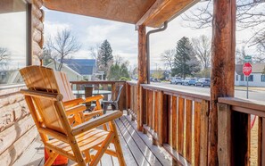 Property grounds - Buffalo Cabin- Historic cabin, wraparound porch, pet friendly, walk to downtown Cody (Cody)