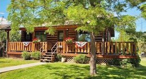 Exterior - Buffalo Cabin- Historic cabin, wraparound porch, pet friendly, walk to downtown Cody (Cody)
