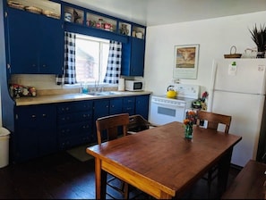 Fridge, microwave, oven, stovetop - Buffalo Cabin- pet friendly, wraparound porch, walking distance to downtown (Cody)