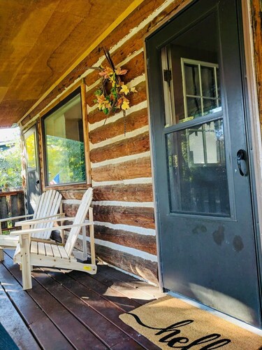 Buffalo Cabin- Historic cabin, wraparound porch, pet friendly, walk to downtown Cody