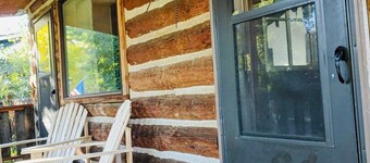 Buffalo Cabin- Historic cabin, wraparound porch, pet friendly, walk to downtown Cody