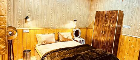 7 bedrooms, WiFi, bed sheets