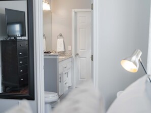 4 chambres, bureau, fer et planche à repasser, lit parapluie