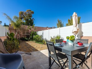Outdoor dining - Les Iris by Interhome (Carqueiranne)