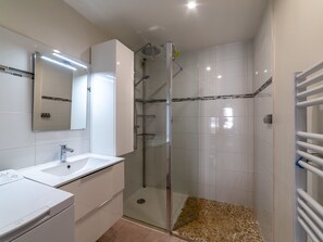 Bathroom - Le Berlioz by Interhome (Le Pradet)