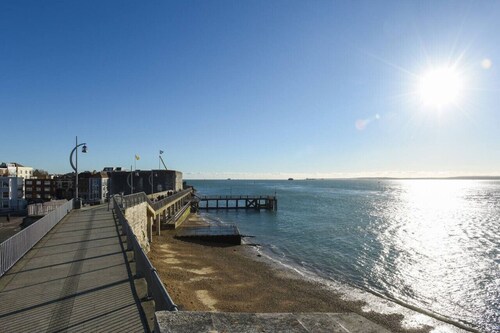 Superb location 1bedroom apt sleeps 4 w/ Parking!