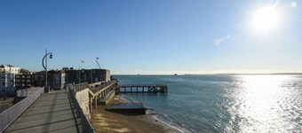 Superb location 1bedroom apt sleeps 4 w/ Parking!