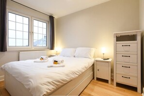 1 slaapkamer, een bureau, een strijkplank/strijkijzer, wifi