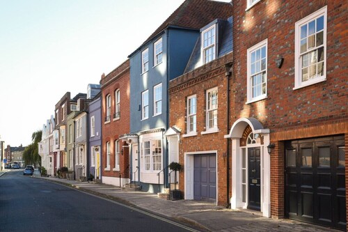 Superb location 1bedroom apt sleeps 4 w/ Parking!