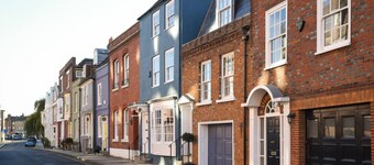 Superb location 1bedroom apt sleeps 4 w/ Parking!