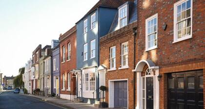 Superb location 1bedroom apt sleeps 4 w/ Parking!