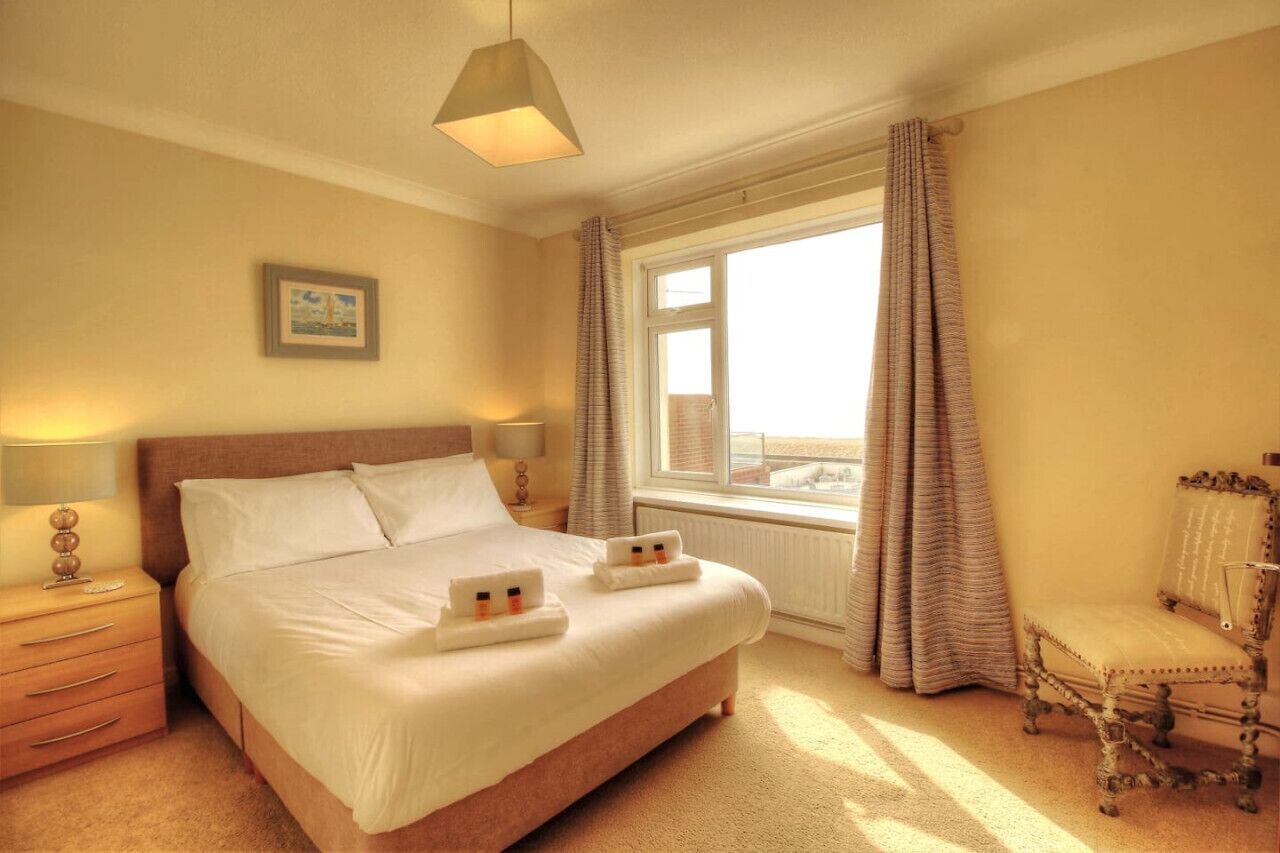 2 bedrooms, desk, iron/ironing board, WiFi