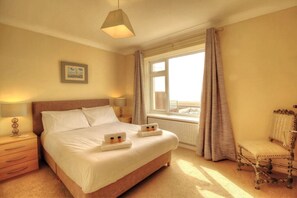 2 bedrooms, desk, iron/ironing board, WiFi - Sea Breeze Haven | 4 Beds with Stunning Views (Hayling island)