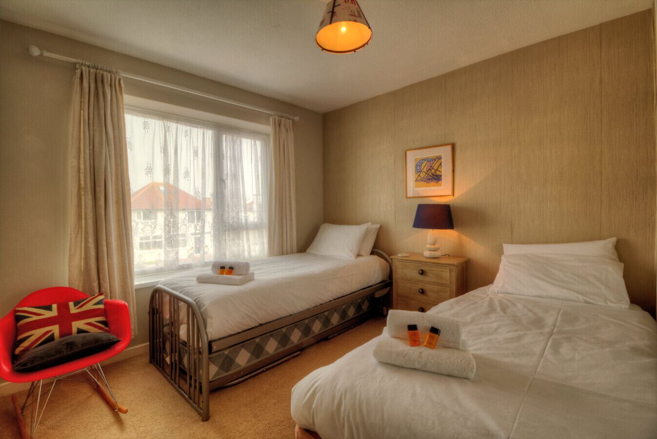 2 soverom, skrivebord, strykejern/-brett og wi-fi