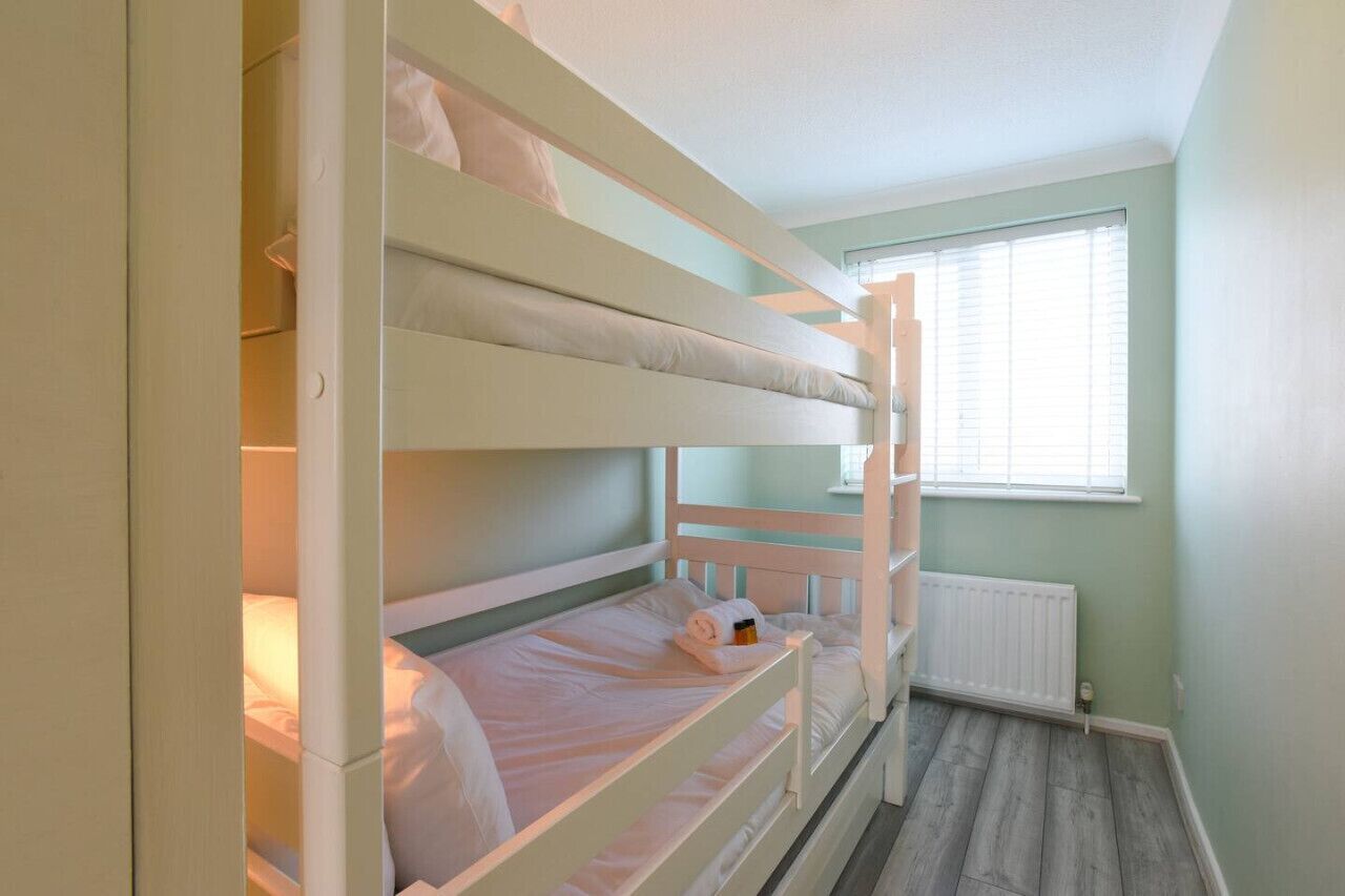 3 bedrooms, desk, iron/ironing board, travel crib
