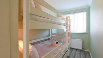 3 bedrooms, desk, iron/ironing board, travel crib