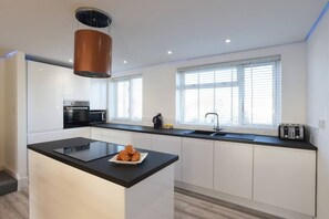 Geladeira, micro-ondas, fogão, cooktop