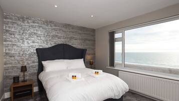 3 slaapkamers, een bureau, een strijkplank/strijkijzer, reisbedje