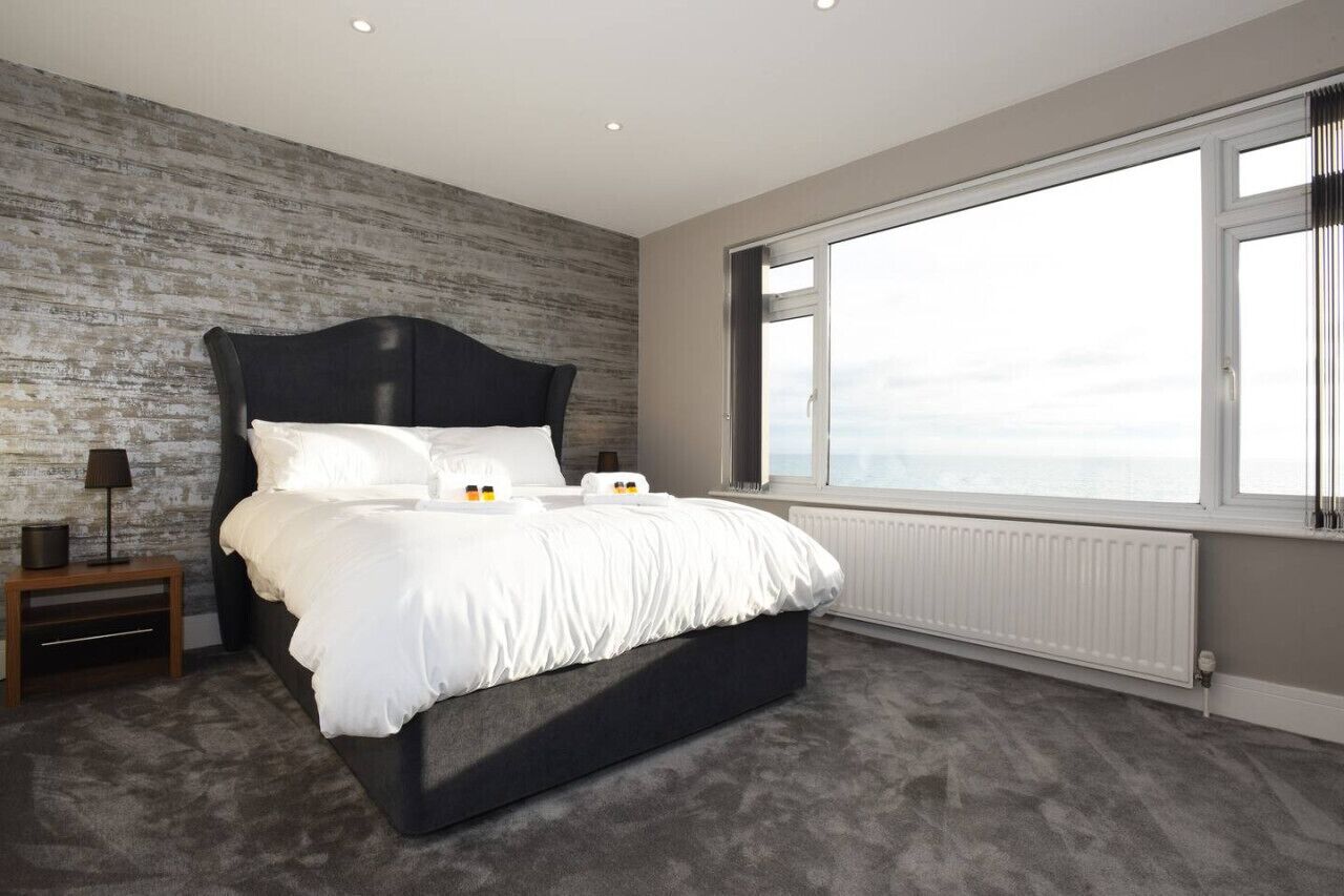 3 slaapkamers, een bureau, een strijkplank/strijkijzer, reisbedje