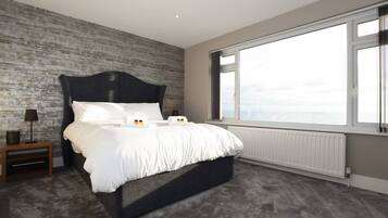 3 slaapkamers, een bureau, een strijkplank/strijkijzer, reisbedje