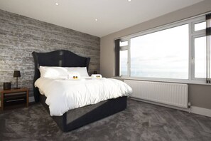 3 quartos, escrivaninha, ferros/tábuas de passar roupa, berço de viagem