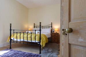 2 Schlafzimmer, Schreibtisch, Bügeleisen/Bügelbrett, WLAN
