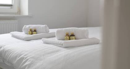 *Spacious 2 Bedroom, 2 Bathroom Flat with Parking*