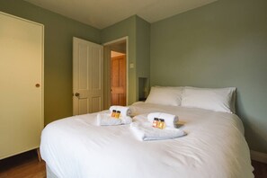 Tabla de planchar con plancha, wifi gratis y ropa de cama 