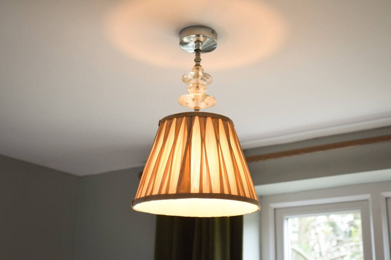 A ceiling lamp with a ribbed design and a clear glass top.