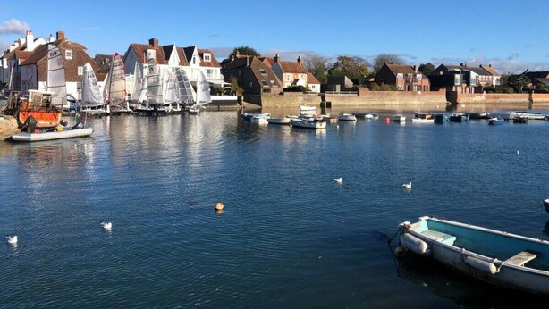 A harbor with boats and sailboats docked, surrounded by residential buildings. - Emsworth`s Cosy Bungalow | Sleeps 3! (West Sussex)
