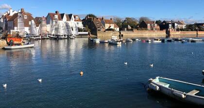 Emsworth`s Cosy Bungalow | Sleeps 3!