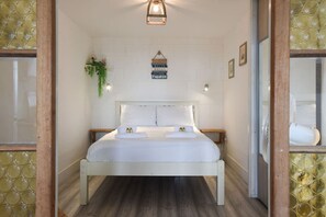 1 slaapkamer, een bureau, een strijkplank/strijkijzer, reisbedje