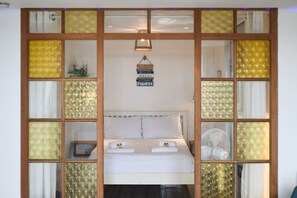 1 soverom, skrivebord, strykejern/-brett og reiseseng for barn