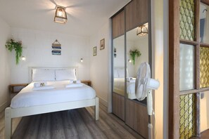1 habitación, escritorio, tabla de planchar con plancha y cuna de viaje