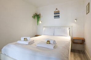 1 soverom, skrivebord, strykejern/-brett og reiseseng for barn