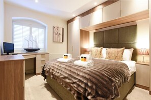 2 bedrooms, desk, iron/ironing board, WiFi