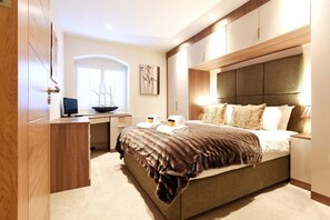 2 slaapkamers, een bureau, een strijkplank/strijkijzer, wifi