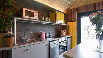 Frigorífic, microones, trona i una illa a la cuina