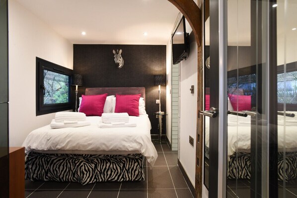 1 makuuhuone, työpöytä, silitysrauta/-lauta, vauvan matkasänky