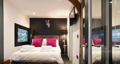 The Pig Stay | Countryside Retreat with Hot Tub!