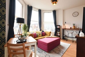 TV - Spencer`s Nook | Southsea Flat | Free Parking (Portsmouth)