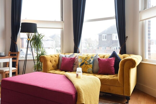 TV - Spencer`s Nook | Southsea Flat | Free Parking (Portsmouth)