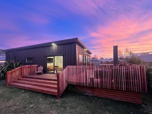 Exterior - Modern bach ideal for rest and relaxation (Kinloch)