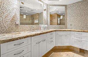 Douche, sèche-cheveux, serviettes fournies