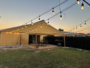 Outdoor dining - “ Location, top accommodation,  close to RSW Airport and JetBlue Park" (Lehigh Acres)