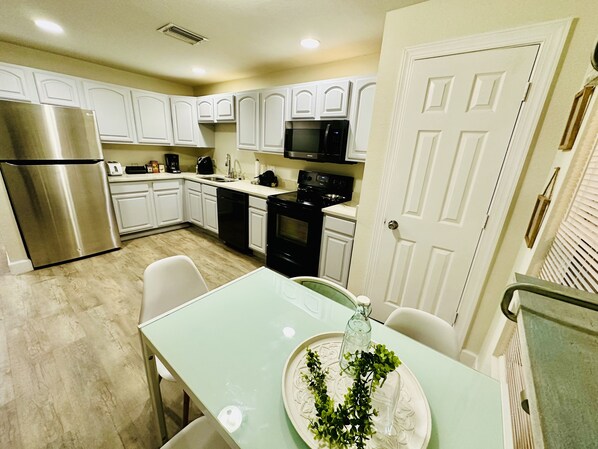 Fridge, microwave, oven, stovetop - “ Location, top accommodation, close to RSW Airport and JetBlue Park" (Lehigh Acres)