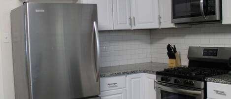 ثلاجة، ميكروويف، فرن، موقد طهي مسطح